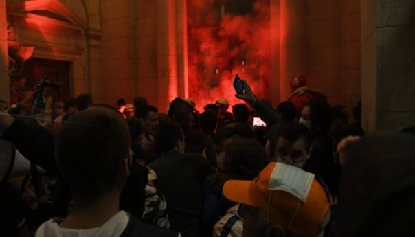 Beograd: Policija šok bombama na demonstrante