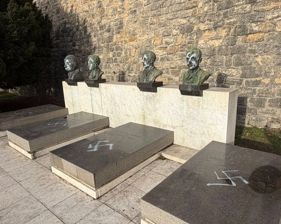 Beograd: Svastikama vandalizirani spomenici herojima NOB