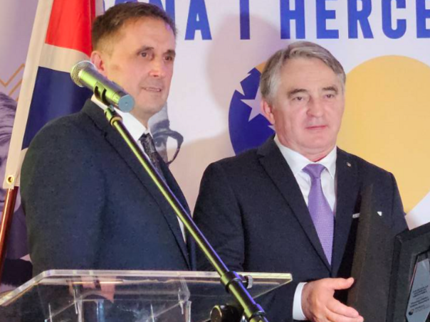 Bh. dijaspora u UK uručila priznanje Komšiću za izuzetan doprinos očuvanju BiH