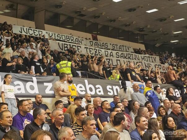 Fanaticosi poslali poruku Vučiću: "Jučer kišobran, danas stativ...“