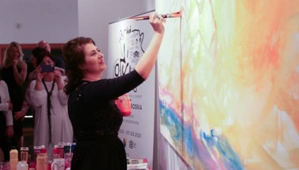 Bh. umjetnica Alisa Teletović slikala pred publikom u Abu Dhabiju