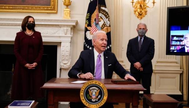 Biden donio deset uredbi za jačanje borbe protiv koronavirusa
