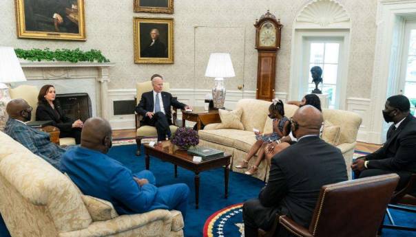 Biden na godišnjicu Floydove smrti potpisao naredbu za poboljšanje odgovornosti policije