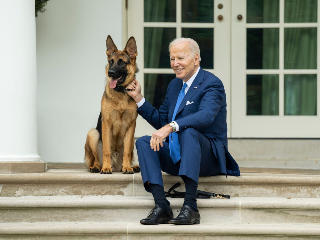 Bidenov pas ponovo 'pobjesnio', ugrizao je agenta tajne službe