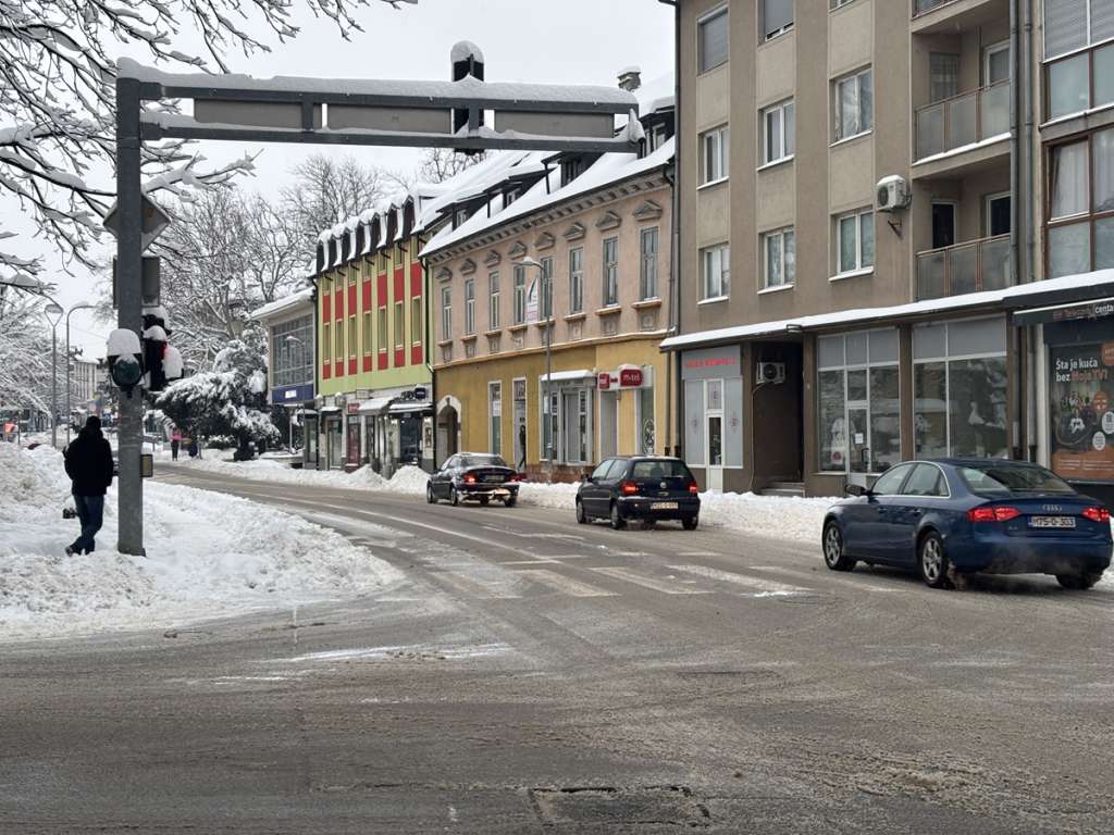 Bihać jutros prohodan, ceste i trotoari na većini lokaciji očišćeni