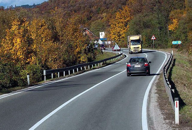 BIHAMK: Saobraćaj se odvija uz dobru vidljivost, držite odstojanja između vozila