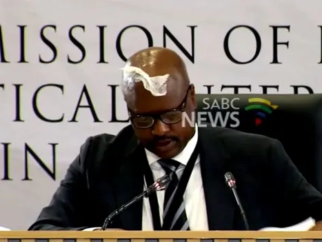 Bizaran trenutak na sudu: Bivšem policijskom šefu ostala zalijepljena maramica na čelu