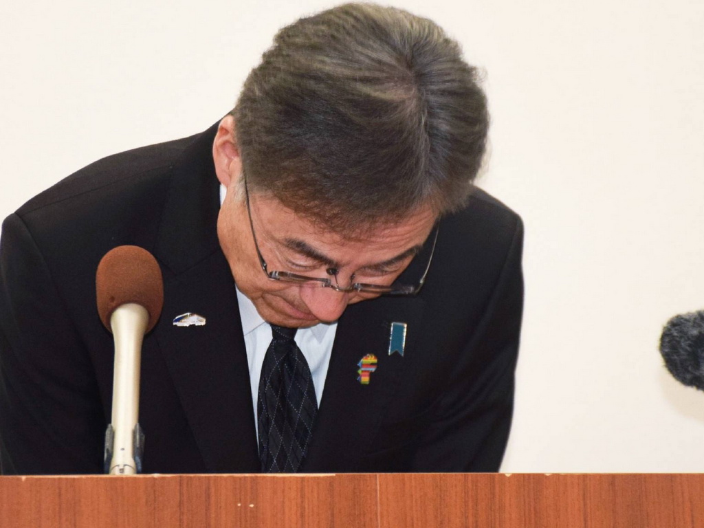 Bivši japanski guverner poslao više od 1.000 neprimjerenih seksualnih poruka osoblju