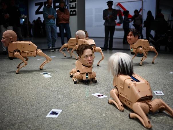 Bizarna izložba u Berlinu: Robotski psi s glavama poznatih ličnosti