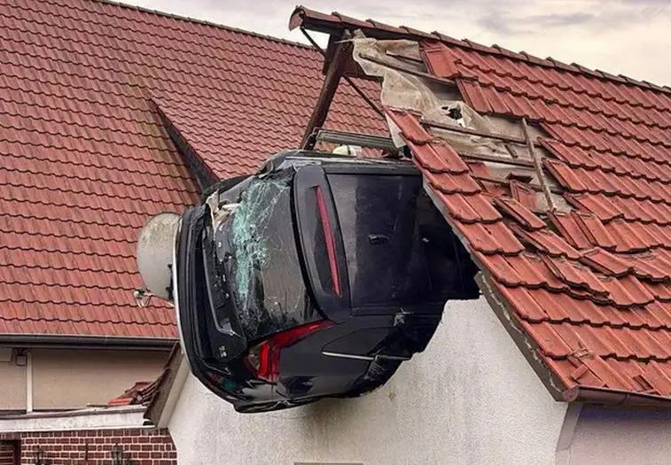 Bizarna nesreća u Njemačkoj: Automobilom uletio u štalu