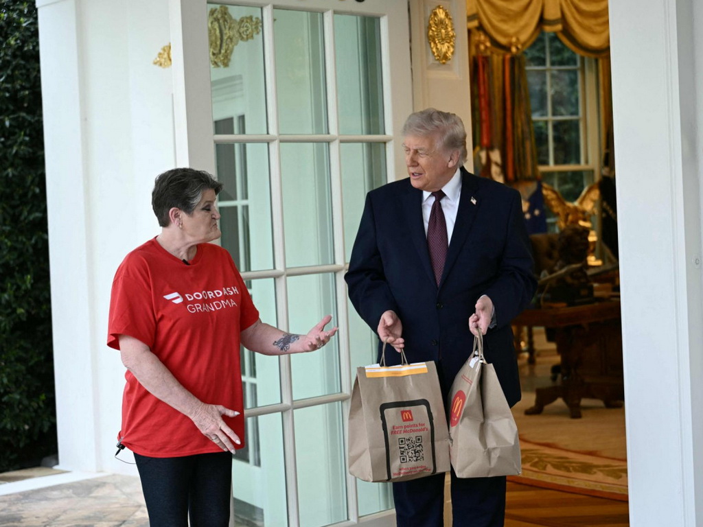 Bizarna scena ispred Bijele kuće, Trumpu stigle vrećice iz McDonaldsa