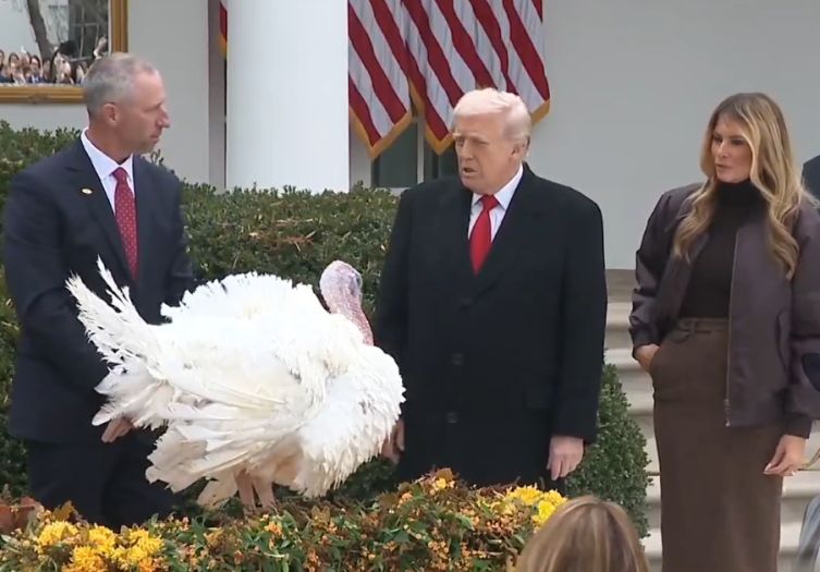 Bizarna svečanost: Trump pomilovao ćurke, jedna uspjela pobjeći