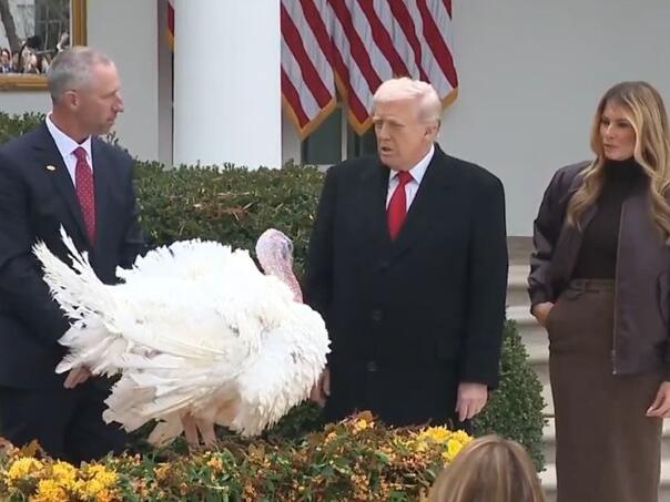 Bizarna svečanost: Trump pomilovao ćurke, jedna uspjela pobjeći