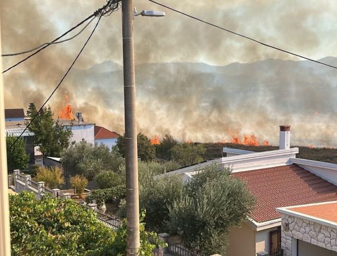 Bjesni požar kod Metkovića, vatrogasci spašavaju kuće