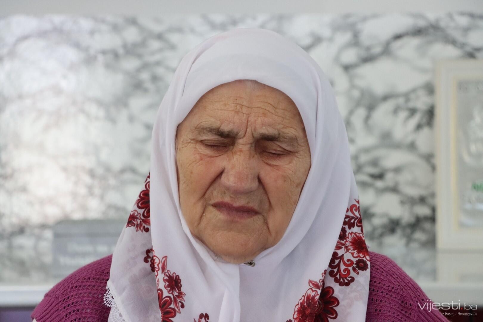 Bol odjekuje fotografijom u New Yorku: Ovo je srebrenička majka Šuhra Malić