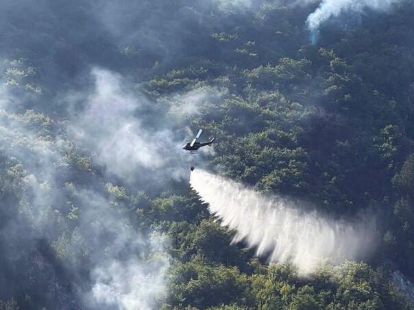 Borba s vatrom ne prestaje: Helikopter OSBiH duže od 4 sata gasio požar kod Drežnice
