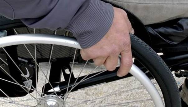 Bosanska Dubica: Napao invalida u kolicima i nanio mu teške povrede
