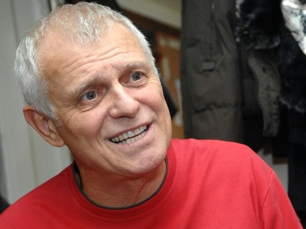 Branko Kockica snimljen kako s Trga Slavija posmatra protest: Video zapalio mreže