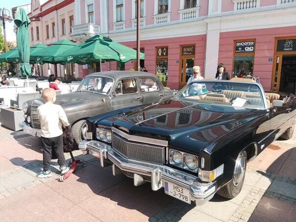 Brčko: Na Trgu mladih otvorena izložba "oldtajmera"
