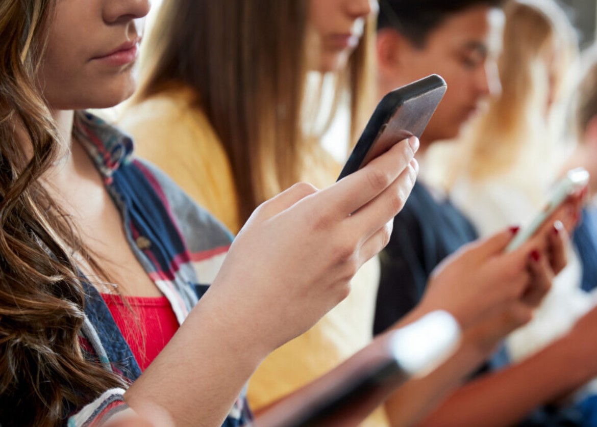 Britanska vlada će razmatrati zabranu mobitela u školama za mlađe od 16 godina