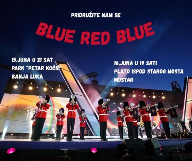 Britanski vojni bend Blue red Blue nastupa ispod Starog mosta