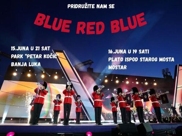 Britanski vojni bend Blue red Blue nastupa ispod Starog mosta