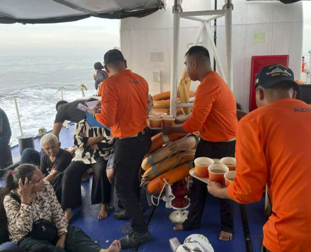 Broj poginulih u brodskoj nesreći na Filipinima porastao na 15, stotine spašenih