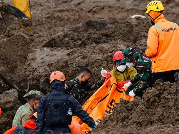 Broj poginulih u klizištu u Indoneziji porastao na 74