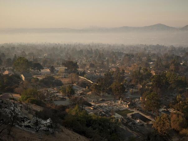 Broj žrtava požara u LA-u porastao na 25: Stanovnici upozoreni za maske!