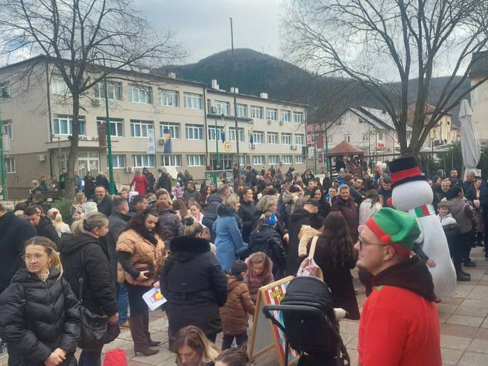 Brojni mališani u Goraždu uživaju u novogodišnjem programu "Snješkograd"