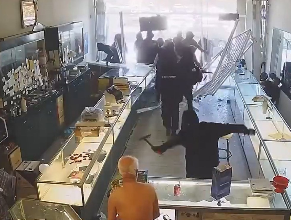 Brutalna pljačka u Kaliforniji: Desetak razbojnika upalo u zlataru