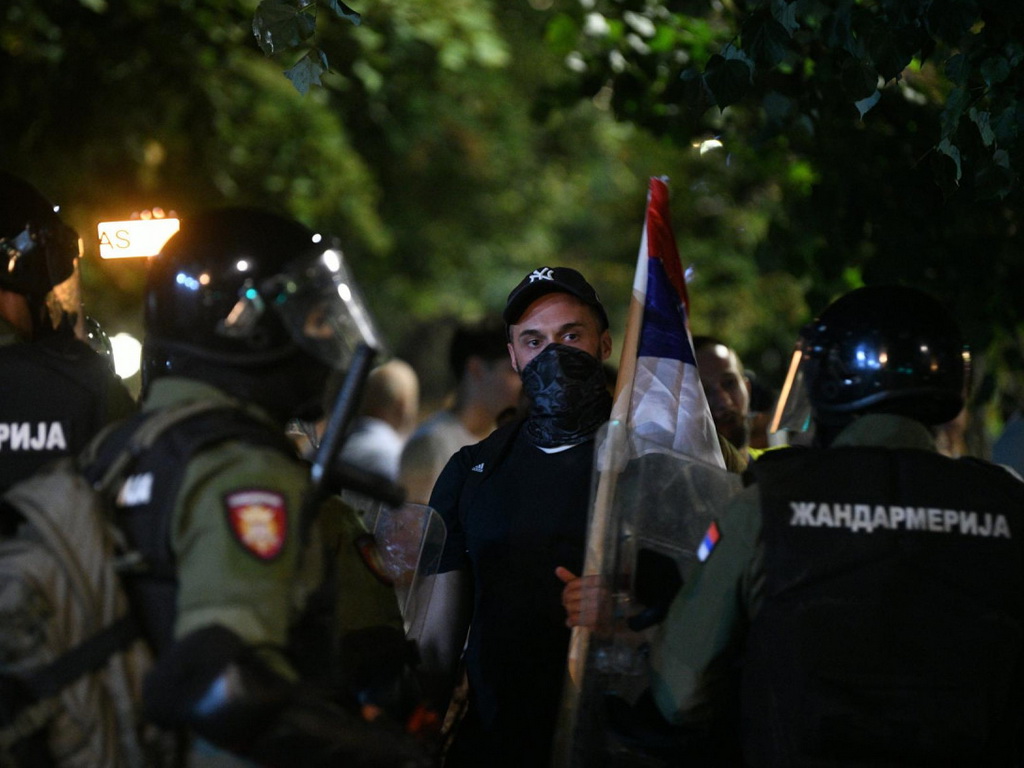 Brutalno nasilje na protestu u Srbiji, policajac udarao djevojku u glavu