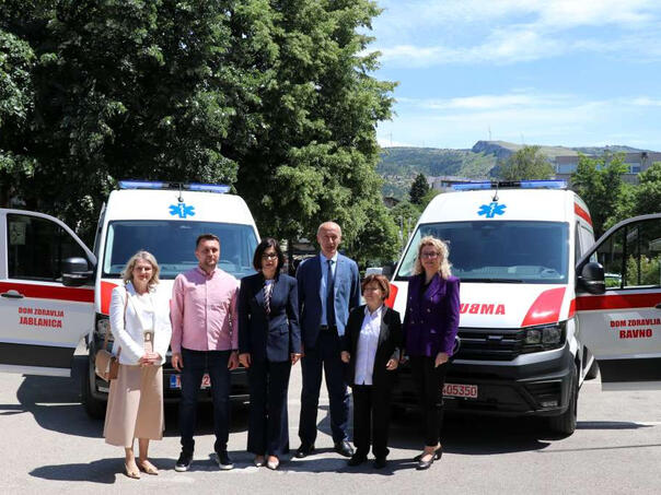 Buhač uručila nova sanitetska vozila domovima zdravlja u Ravnom i Jablanici