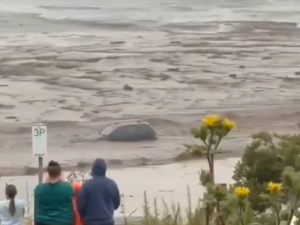 Bujične poplave pogodile Australiju, automobili u moru