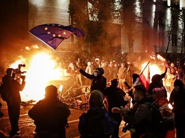 Bukti i u Gruziji: Demonstranti protestuju jer je vlada prekinula pregovore s EU