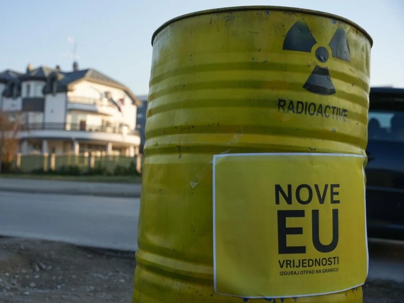 Burad s oznakama radioaktivnog otpada dočekala Plenkovića u Banjoj Luci