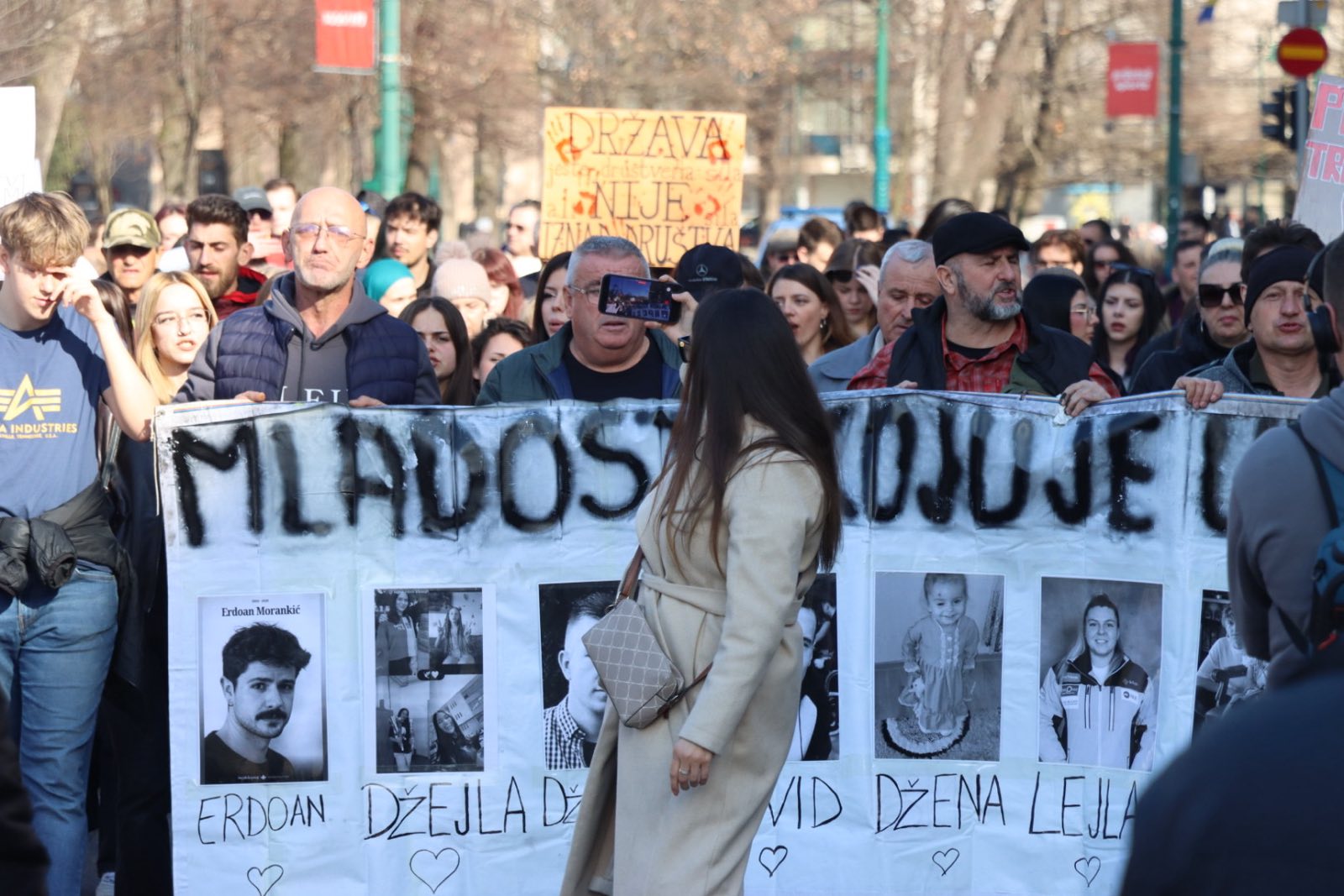 Buran dan u Sarajevu: Pada Vlada KS, građani se okupljaju