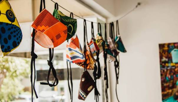 Burne reakcije zbog oglasa sa srednjim prstom onima koji ne nose maske