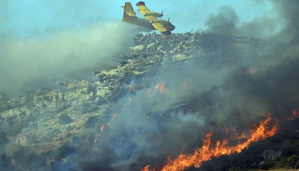 Čak osam kanadera gasi vatru u Segetu