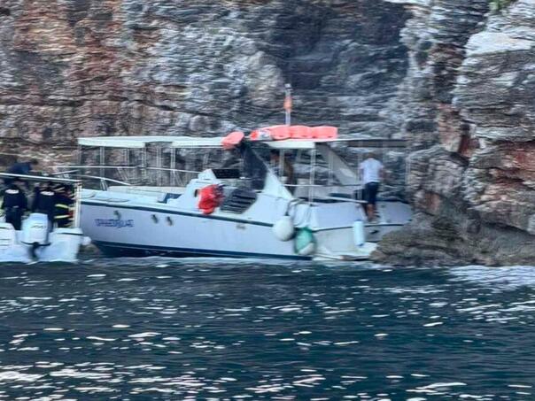 Čamac sa turistima se zapalio u Budvi