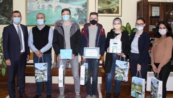 Ćatić podržao učenike koji su osvojili nagrade na robotičkom takmičenju