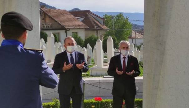 Cavusoglu stigao u BiH, posjetio mezar Alije Izetbegovića