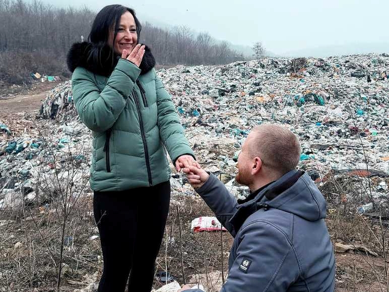 Cazinjanka zaručena na deponiji: Ljubav rođena među hrpama smeća