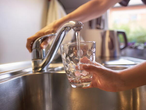 Čega sve ima u vodi s česme i da li ju je zdravo piti?