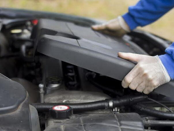 Čemu služi poklopac na motoru automobila?