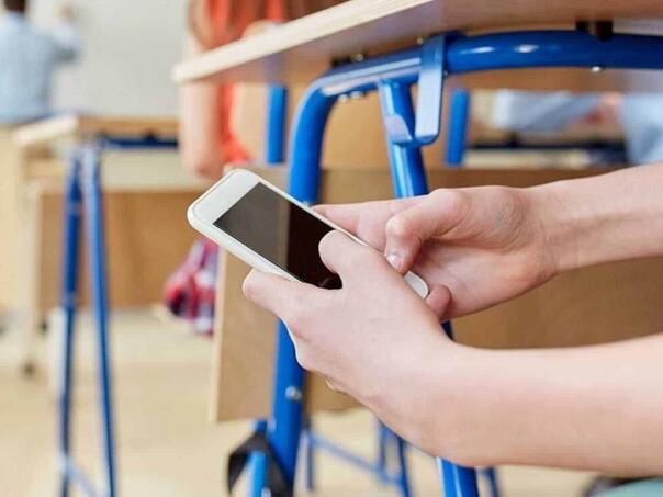 Češka uvodi potpunu zabranu mobitela u školama: Evo od kada važe nova pravila