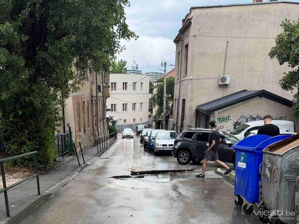 Cesta se urušava, nadležni žmire, hoće li neko stradati?