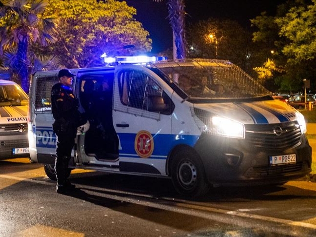 Četvorica uhapšena u Crnoj Gori, albansku zastavu stavili na policijski automobil