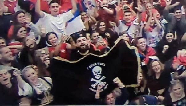 Četnička zastava na meču Novaka Đokovića