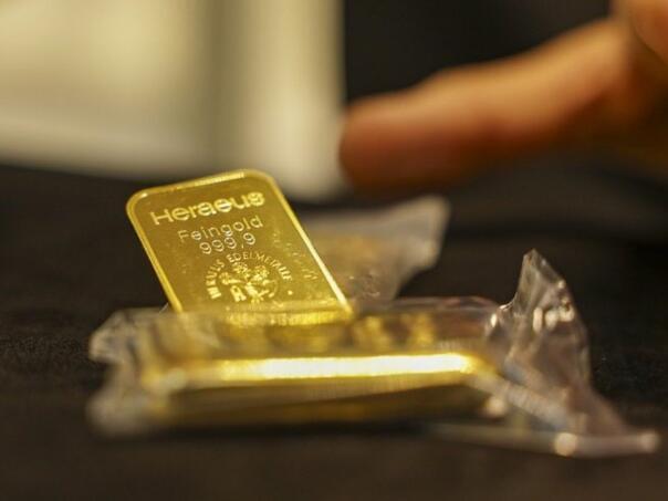 Cijena zlata porasla zbog slabljenja dolara i pada cijena nafte